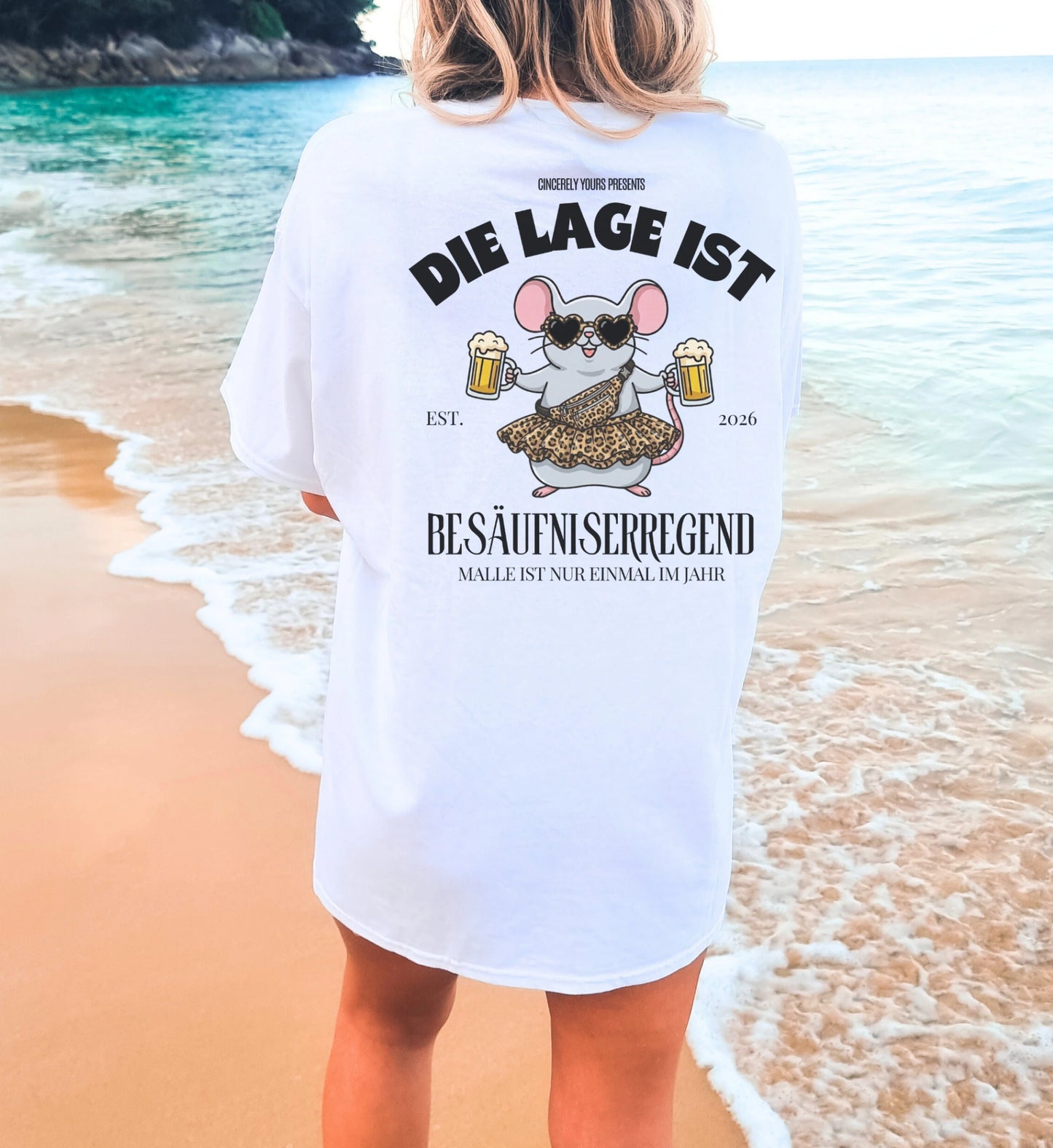 Ein Model trägt das stylische Mallemaus Leopard Shirt mit Die Lage ist besäufniserregend Print als perfektes Outfit für den Ballermann.