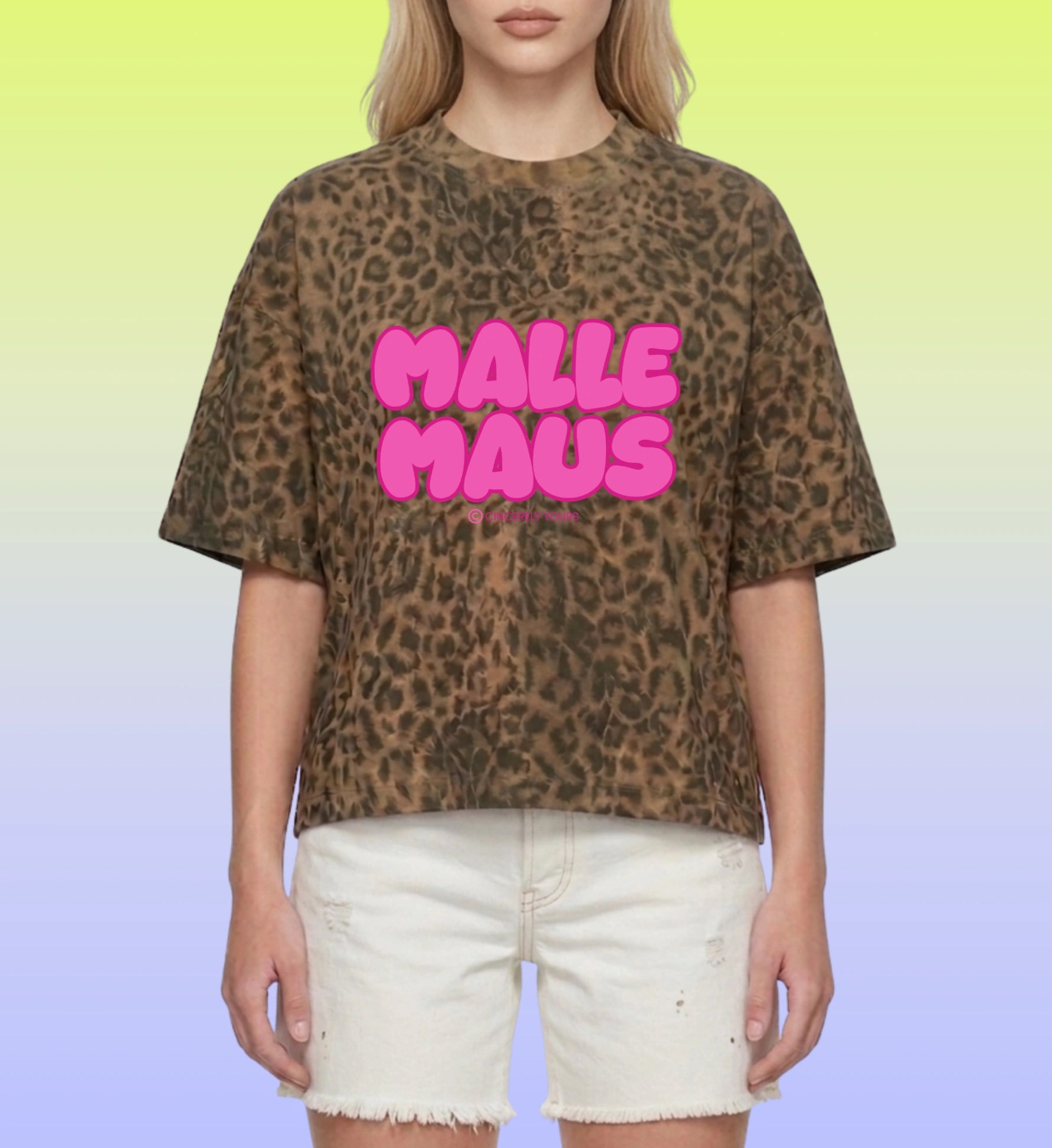 Die Rückansicht des Mallemaus Shirts präsentiert das durchgehende Leopard Print Muster in Pink und Schwarz für einen perfekten Auftritt am Ballermann.