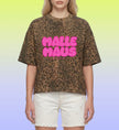 Die Rückansicht des Mallemaus Shirts präsentiert das durchgehende Leopard Print Muster in Pink und Schwarz für einen perfekten Auftritt am Ballermann.