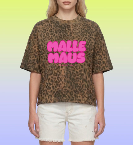 Die Rückansicht des Mallemaus Shirts präsentiert das durchgehende Leopard Print Muster in Pink und Schwarz für einen perfekten Auftritt am Ballermann.