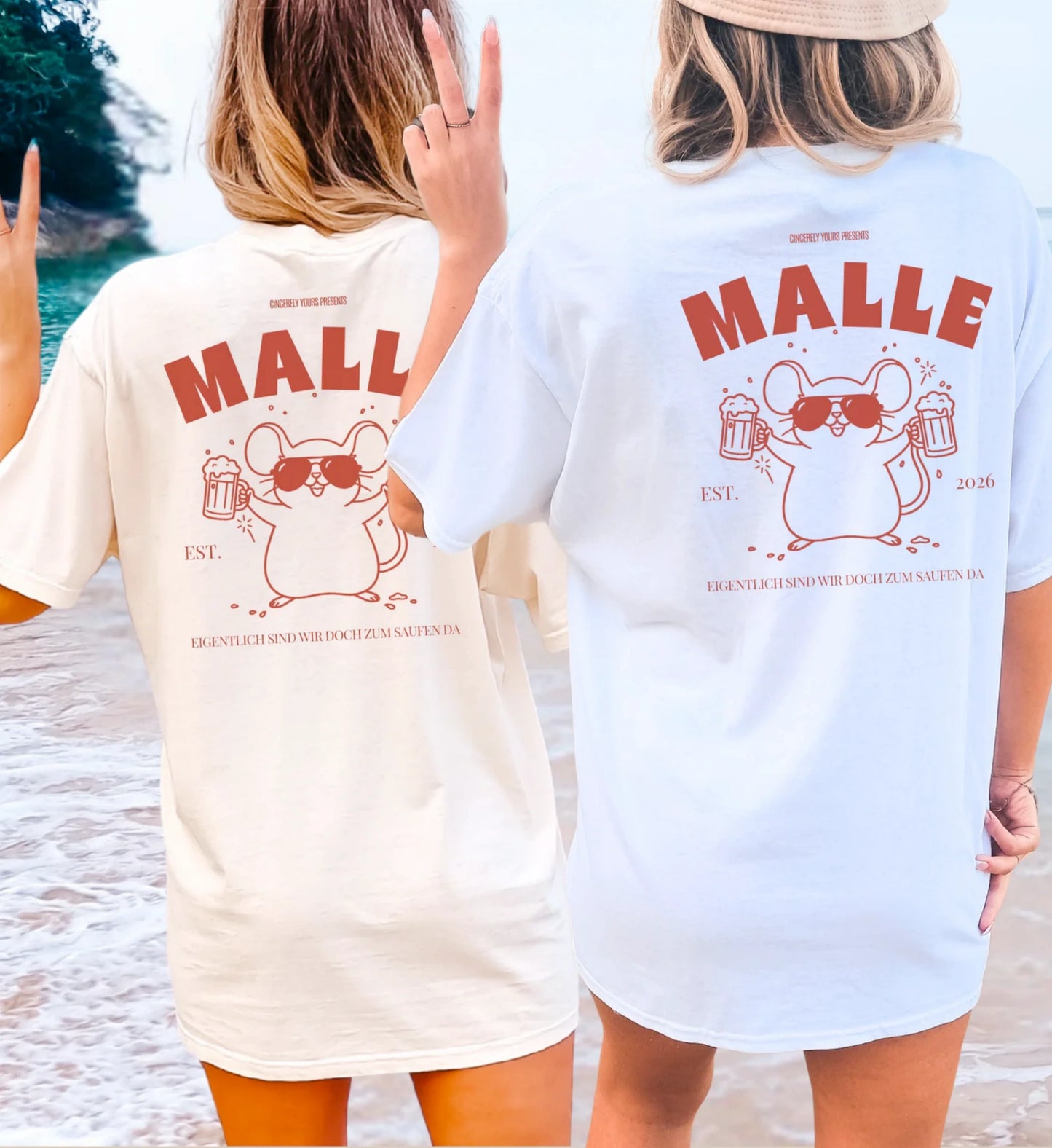 Zwei Frauen am Strand tragen das Cincerely Yours Mallemaus T-Shirt in Weiß und Beige mit einem lustigen Malle Party Motiv, Bierkrug und dem Spruch: Eigentlich sind wir doch zum Saufen da.