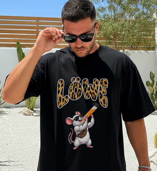 Ein bequemes Mallemaus Shirt von Cincerely Yours getragen im Urlaub ideal für die nächste Party auf Mallorca mit Löwen und Maus Design.