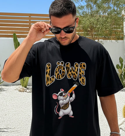 Ein bequemes Mallemaus Shirt von Cincerely Yours getragen im Urlaub ideal für die nächste Party auf Mallorca mit Löwen und Maus Design.