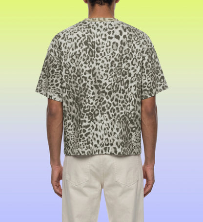 Cincerely Yours Mallemaus Shirt in Chantal Pink mit Leopard Print im Boxy Fit für Damen und Herren in der Frontalansicht für einen coolen Look.