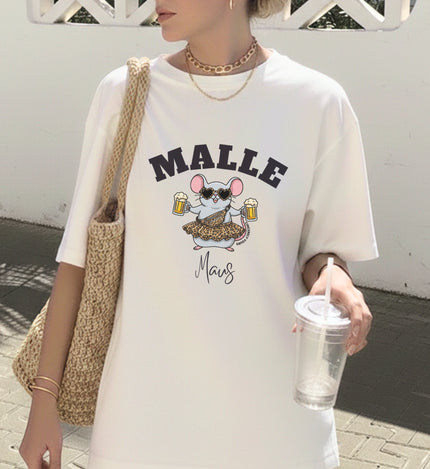 Ein stylisches Mallemaus Shirt von Cincerely Yours getragen als perfektes Party-Outfit für den Sommerurlaub am Ballermann auf Mallorca.
