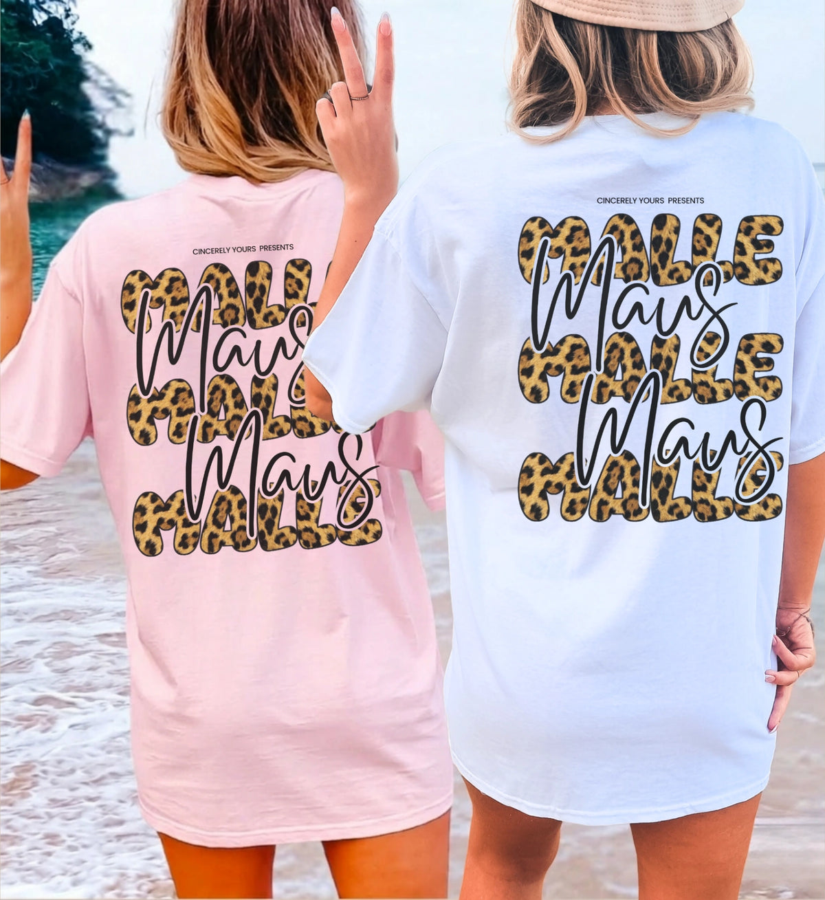 Zwei Frauen stehen Rücken an Rücken am Strand und zeigen die verschiedenen Farbvarianten des Cincerely Yours Mallemaus T-Shirts mit auffälligem Leopardenmuster-Rückenprint.
