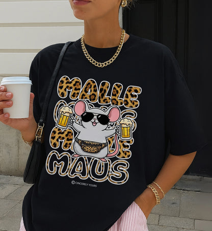 Weisses Mallemaus Shirt von Cincerely Yours mit einem detaillierten Print einer Leopard Bauchtasche und einem gefüllten Bierkrug in der Frontansicht für Partyfans.