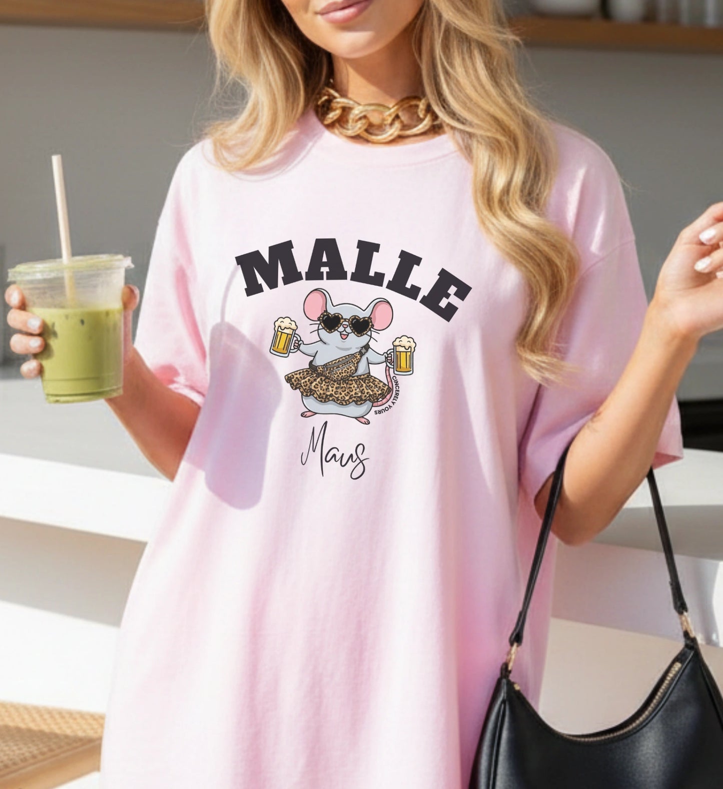 Weißes Cincerely Yours T-Shirt mit Mallemaus Motiv inklusive Leopard Bauchtasche und einem gefüllten Bierkrug für die nächste Mallorca Party.