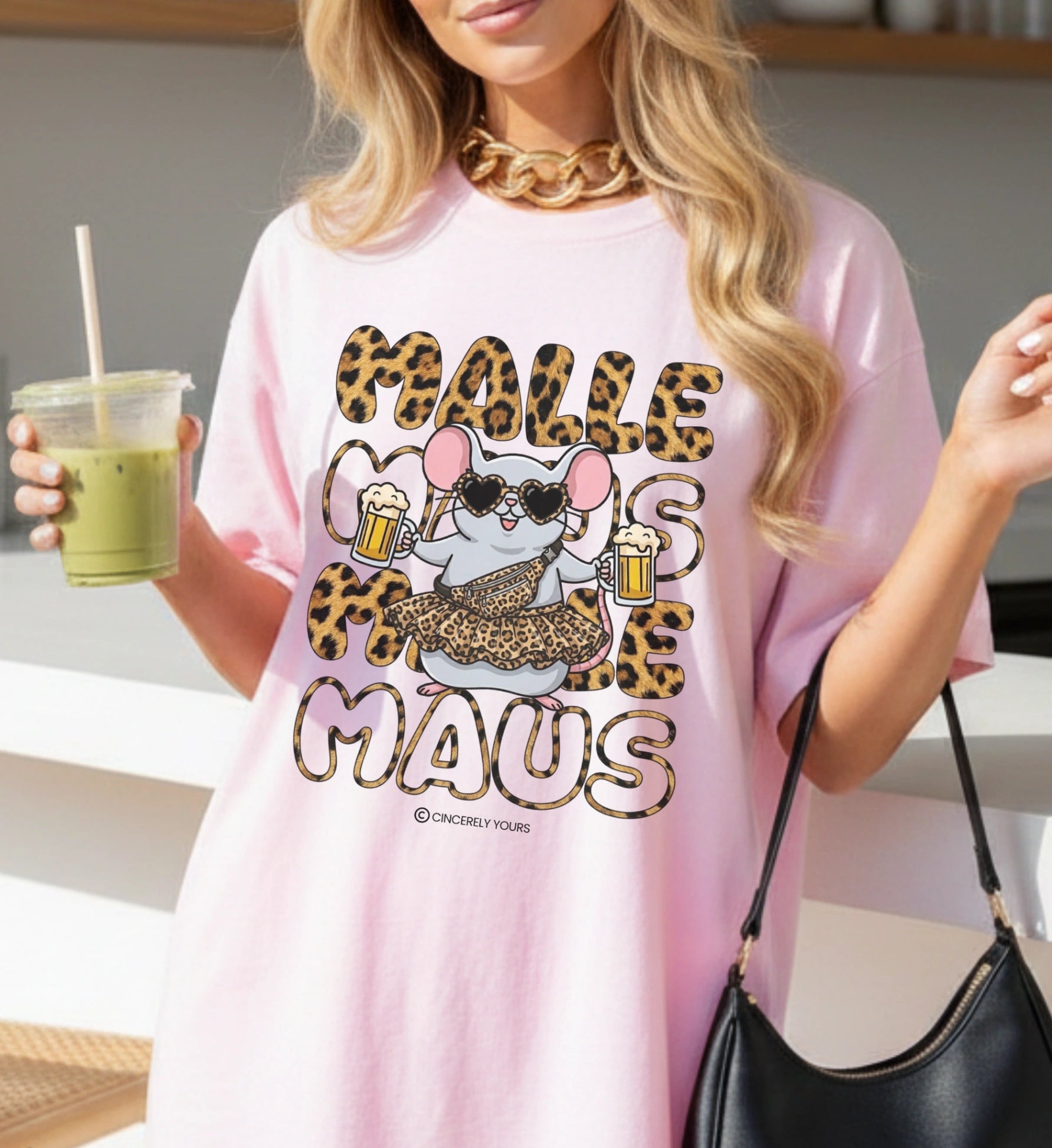 Das weiße Cincerely Yours Mallemaus Shirt zeigt eine süße Maus mit trendiger Leopard Bauchtasche und einem Bierkrug ideal für den nächsten Mallorca Urlaub.