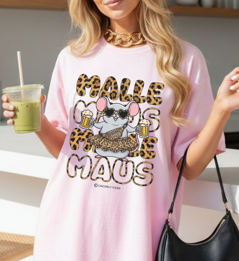 Das weiße Cincerely Yours Mallemaus Shirt zeigt eine süße Maus mit trendiger Leopard Bauchtasche und einem Bierkrug ideal für den nächsten Mallorca Urlaub.