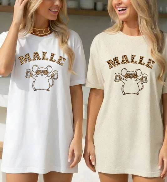 Zwei Frauen tragen das Mallemaus T-Shirt von Cincerely Yours in Weiß und Beige, Malle Maus Design mit Leopard-Schriftzug und Bierkrügen, ideales Party Shirt für Malle.