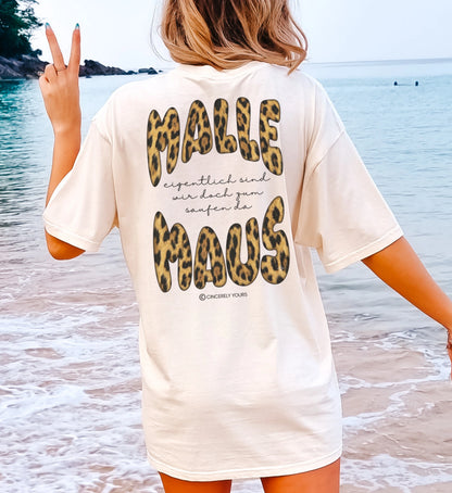 Ein Model trägt das Mallemaus Shirt von Cincerely Yours kombiniert mit Jeans für ein perfektes Party Outfit beim nächsten Mädelsurlaub auf Malle.