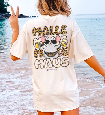 Detailansicht des hochwertigen Malle Maus Leopard Prints auf einem weichen Shirt mit einer Maus, die einen großen Bierkrug für echte Party-Stimmung hält.