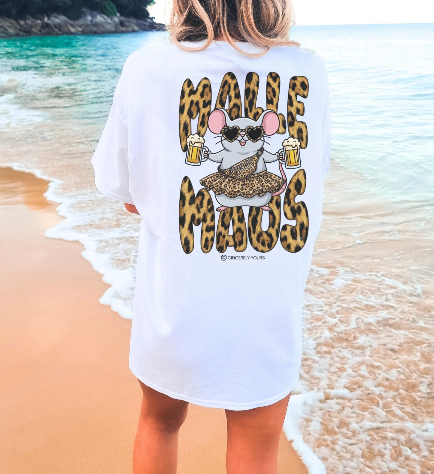 Detaillierte Ansicht des langlebigen Leopard Print Musters auf dem Mallemaus T-Shirt das durch hohe Druckqualität und leuchtende Farben für Mallorca überzeugt.