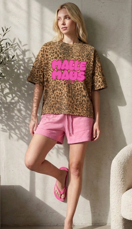 Detailansicht des Cincerely Yours Branding Labels am Mallemaus Shirt mit Fokus auf die Verarbeitungsqualität des Pink Leopard Print Boxy T-Shirts.