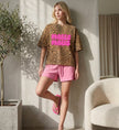 Detailansicht des Cincerely Yours Branding Labels am Mallemaus Shirt mit Fokus auf die Verarbeitungsqualität des Pink Leopard Print Boxy T-Shirts.