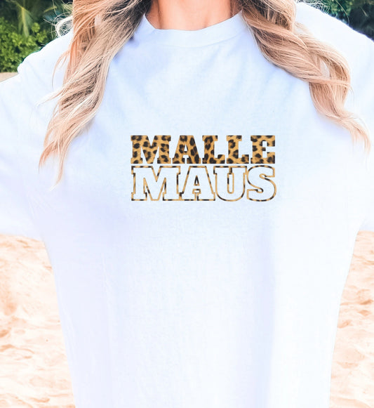 Cincerely Yours Mallemaus Shirt in Weiß mit Leopard-Print Schriftzug 'Malle Maus' - Nahaufnahme der Vorderseite am Strand