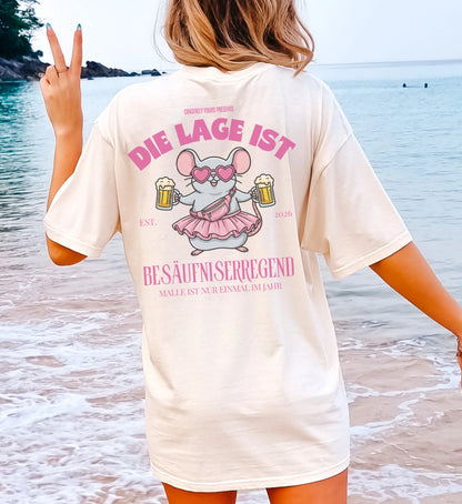 Das personalisierbare Malle Maus Shirt in Pink zeigt das kreative Design Die Lage ist besäufniserregend ideal für individuelle Gruppen Outfits bei Cincerely Yours.