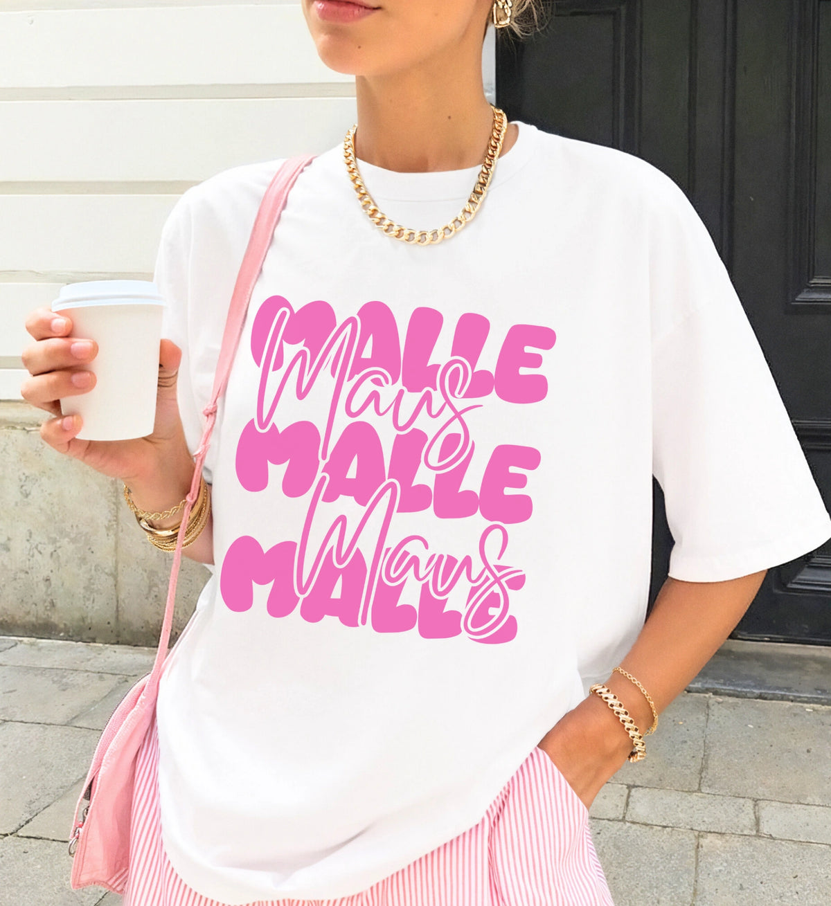 Eine Frau präsentiert ein weißes T-Shirt von Cincerely Yours mit auffälligem pinken Mallemaus Grafikaufdruck in Bubble-Optik für den perfekten Party-Look.