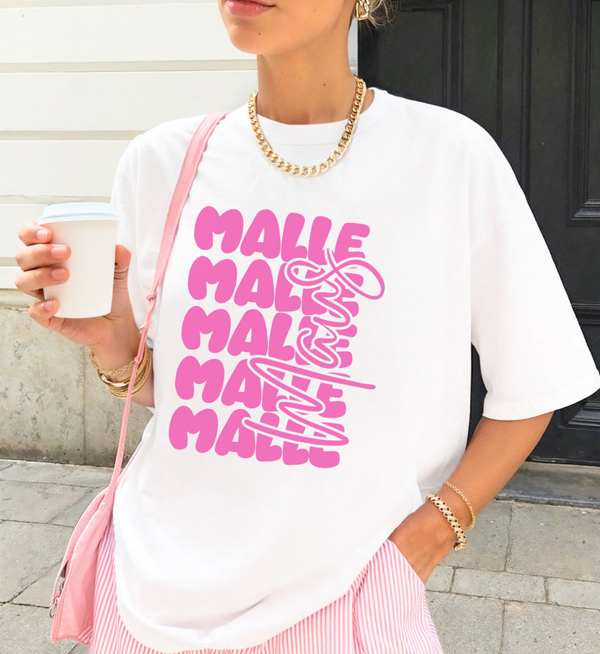 Weißes hochwertiges T-Shirt mit auffälligem Mallemaus Schriftzug in Pink Bubble Font, gestylt mit sommerlichem Outfit, perfekt für den Urlaub oder Events.