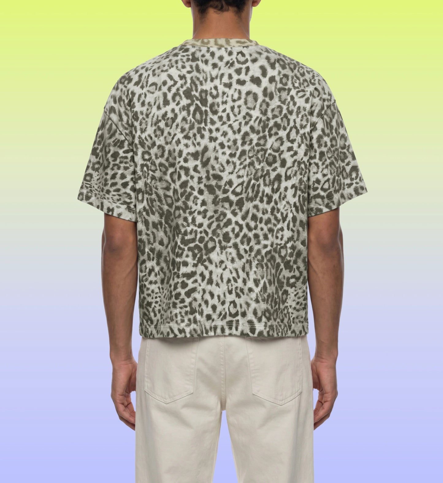 Frontalansicht des Mallemaus Shirts von Cincerely Yours mit auffälligem pinkem Leopard Print Muster im modernen Boxy Fit Schnitt für Mallorca Urlauber.