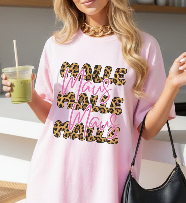 Stylisches rosa Damen T-Shirt von Cincerely Yours mit markantem Mallemaus-Aufdruck in Leo-Optik und Pinker Bubble-Schrift, getragen mit sommerlichem Accessoire.