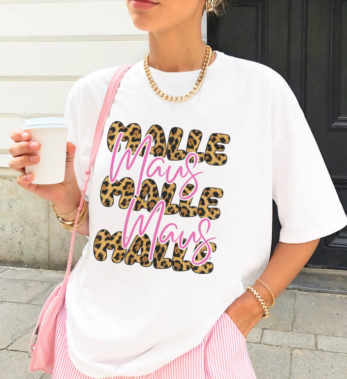 Weißes Casual T-Shirt von Cincerely Yours mit Mallemaus-Schriftzug in Leo-Muster und pinker Bubble-Typografie, lässig kombiniert mit goldenem Schmuck.