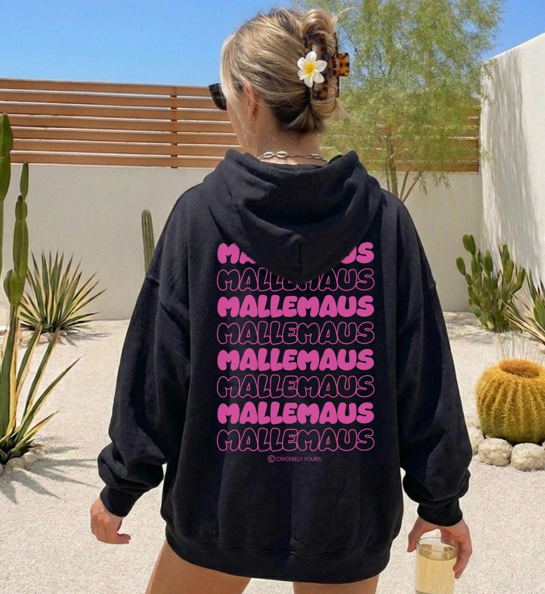 Detaillierte Nahaufnahme des hochwertigen Malle Maus Drucks auf dem gemütlichen Sweatshirt für Mallorca Reisende und Malle Fans von Cincerely Yours.