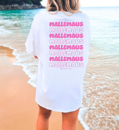 Weißes Oversize Mallemaus Shirt von Cincerely Yours mit pinkem Malle Maus T-Shirt Backprint, Motiv Mallemaus pink in der Rückenansicht am Strand.