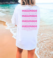 Weißes Oversize Mallemaus Shirt von Cincerely Yours mit pinkem Malle Maus T-Shirt Backprint, Motiv Mallemaus pink in der Rückenansicht am Strand.