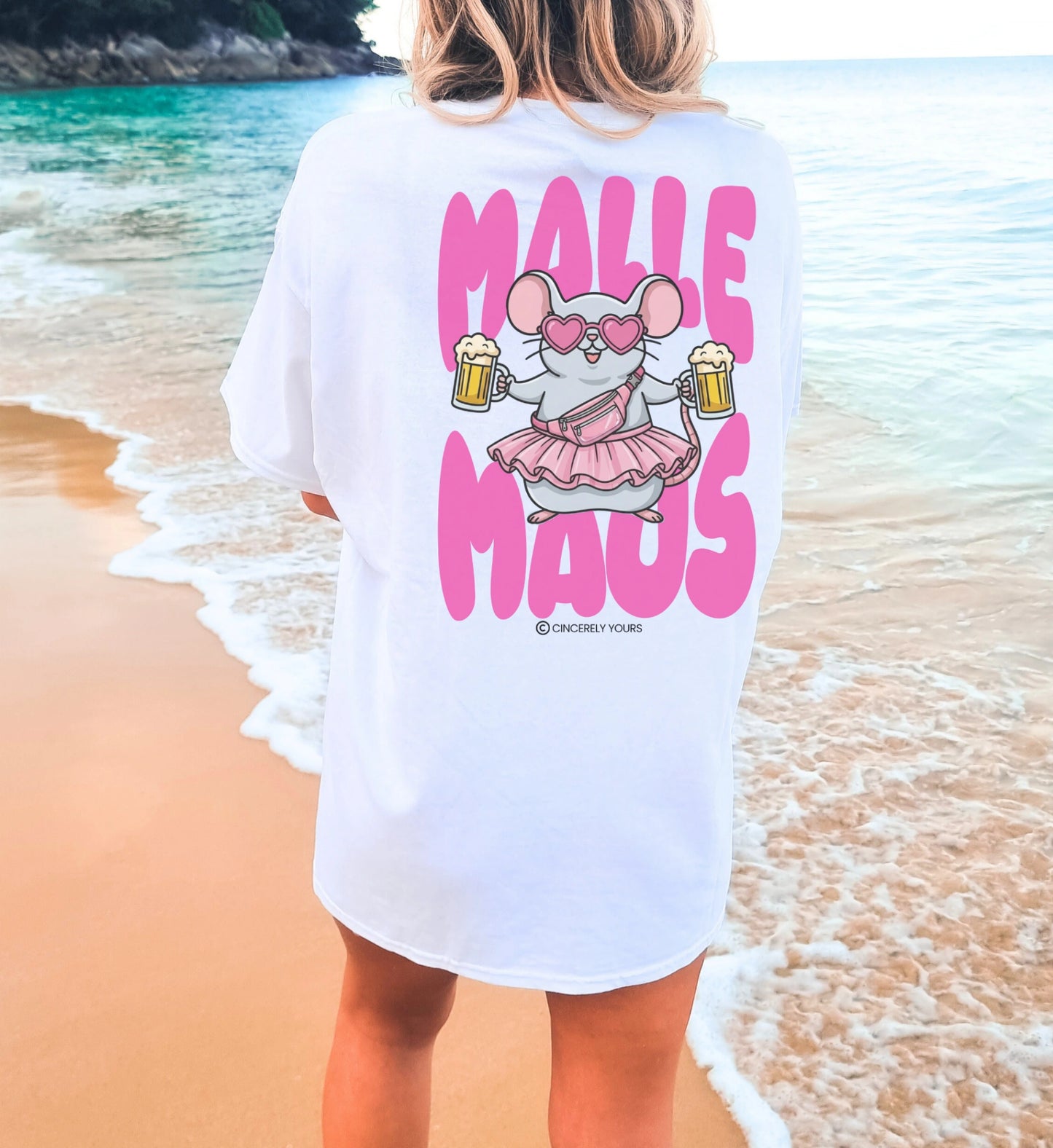 Nahaufnahme der hochwertigen Grafik einer pinken Bauchtasche auf dem Mallemaus Shirt von Cincerely Yours mit präzisen Druckdetails für Mallorca-Urlauber.