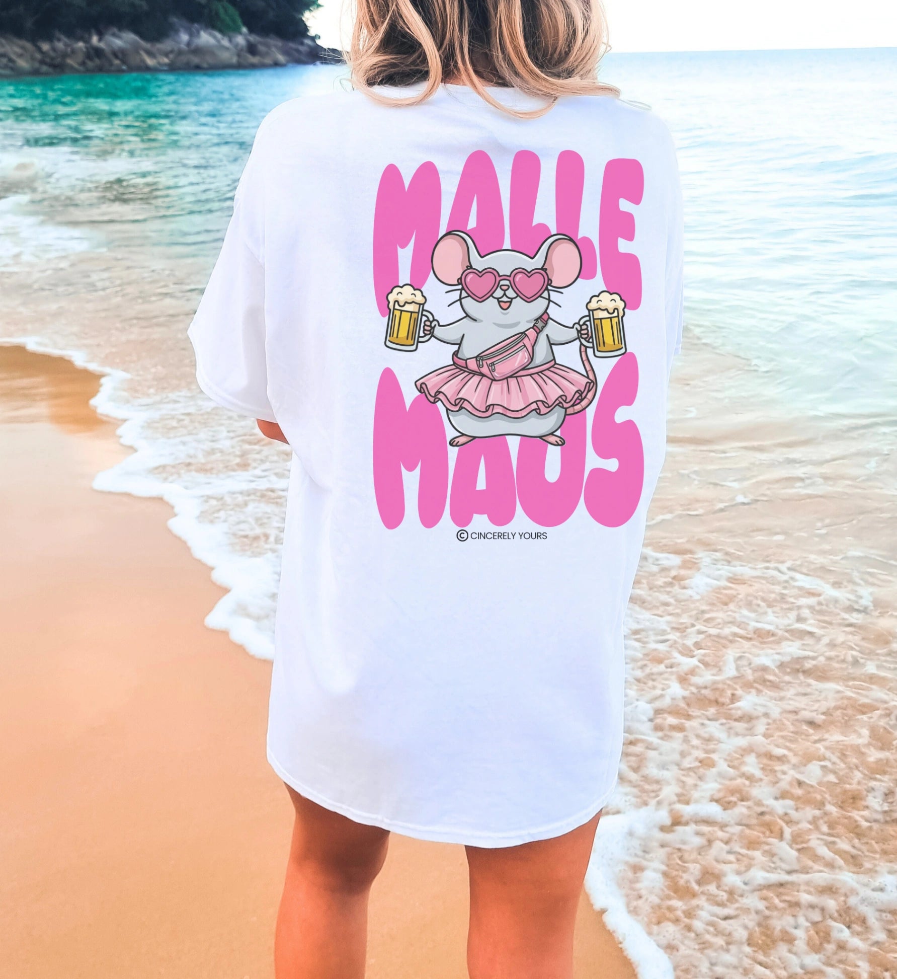 Nahaufnahme der hochwertigen Grafik einer pinken Bauchtasche auf dem Mallemaus Shirt von Cincerely Yours mit präzisen Druckdetails für Mallorca-Urlauber.