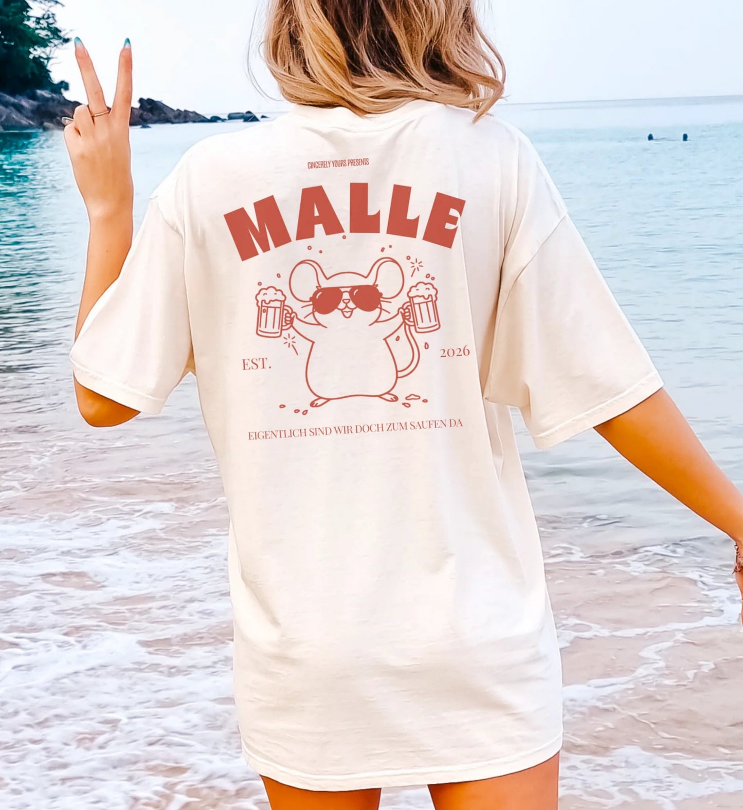 Mallemaus T-Shirt von Cincerely Yours in Off-White mit rotem Malle-Aufdruck, einer feiernden Maus mit Bierkrügen und dem Spruch Eigentlich sind wir doch zum Saufen da, getragen am Strand in der Rückansicht.