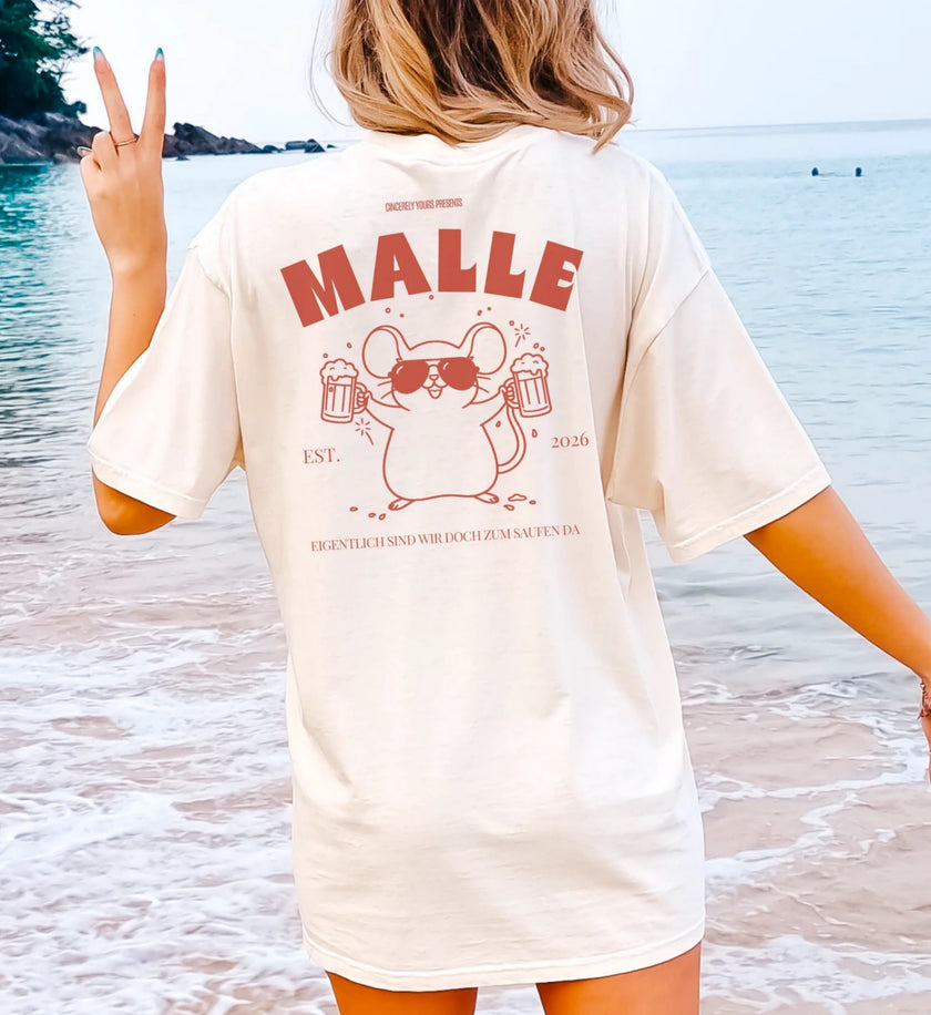 Mallemaus T-Shirt von Cincerely Yours in Off-White mit rotem Malle-Aufdruck, einer feiernden Maus mit Bierkrügen und dem Spruch Eigentlich sind wir doch zum Saufen da, getragen am Strand in der Rückansicht.