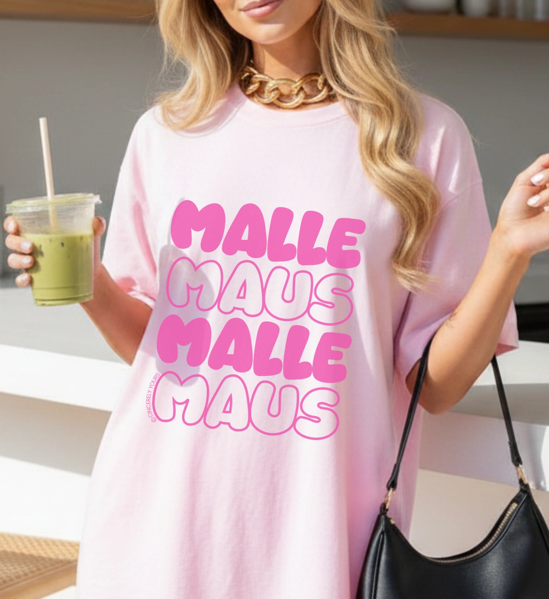 Detailaufnahme des personalisierbaren Mallemaus T-Shirts in Pink für den perfekten Mädelsurlaub und Junggesellinnenabschied.