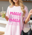 Detailaufnahme des personalisierbaren Mallemaus T-Shirts in Pink für den perfekten Mädelsurlaub und Junggesellinnenabschied.