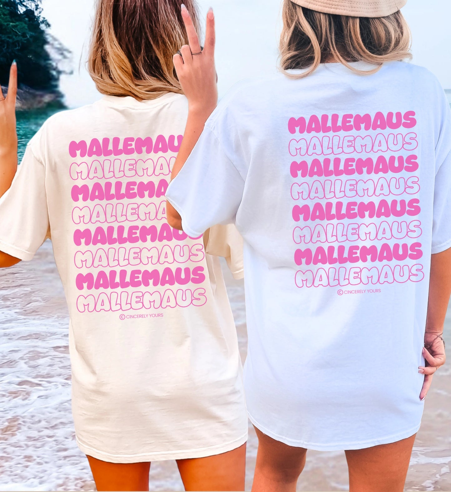 Zwei Frauen am Strand tragen das Mallemaus T-Shirt von Cincerely Yours mit auffälligem pinken Backprint in Weiß und Creme.
