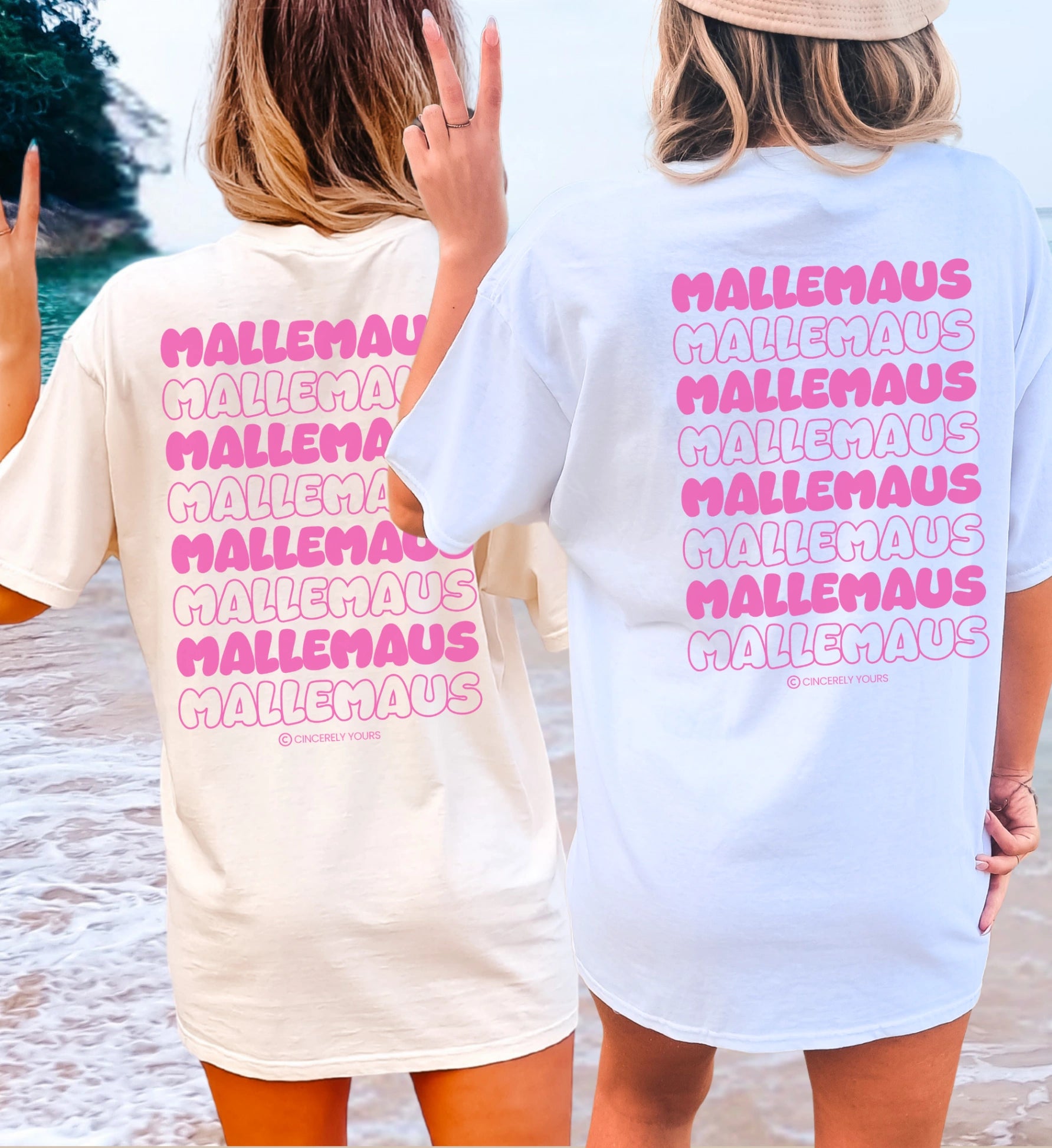 Zwei Frauen am Strand tragen das Mallemaus T-Shirt von Cincerely Yours mit auffälligem pinken Backprint in Weiß und Creme.
