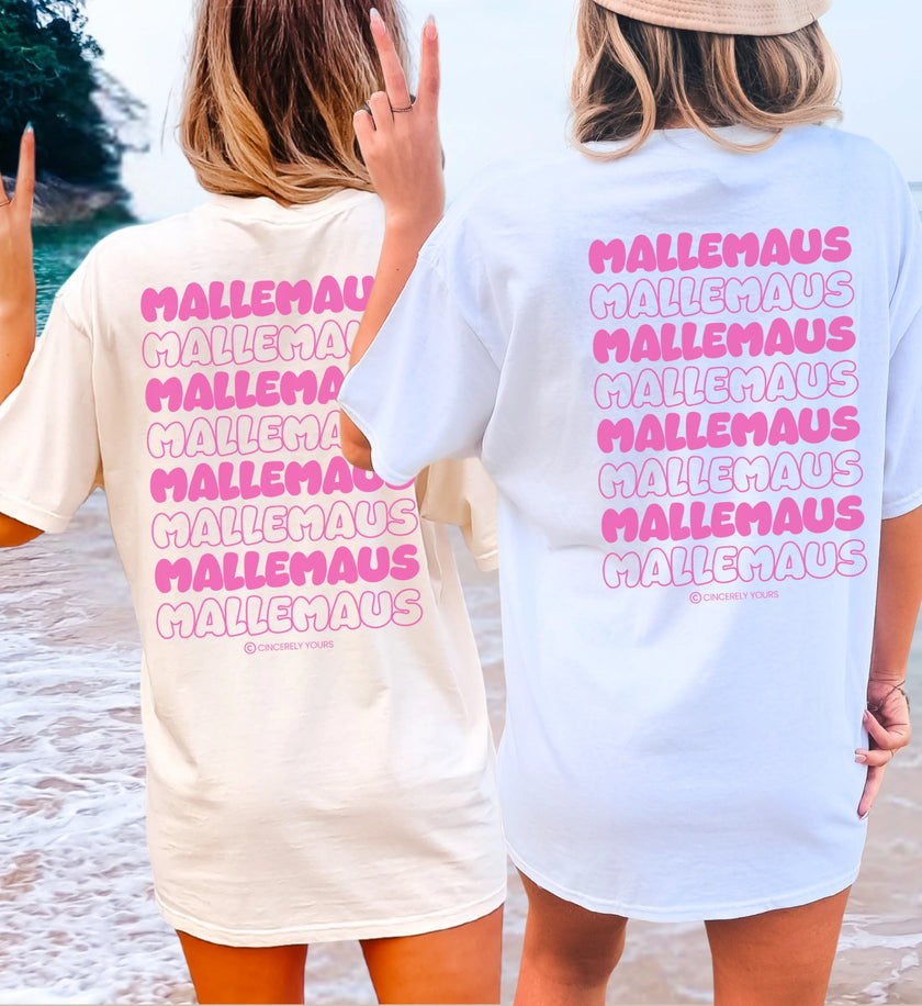 Zwei Frauen am Strand tragen das Mallemaus T-Shirt von Cincerely Yours mit auffälligem pinken Backprint in Weiß und Creme.