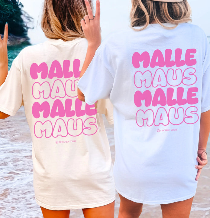 Zwei Frauen am Strand in der Rückansicht tragen das Mallemaus T-Shirt von Cincerely Yours mit großem pinken Backprint.