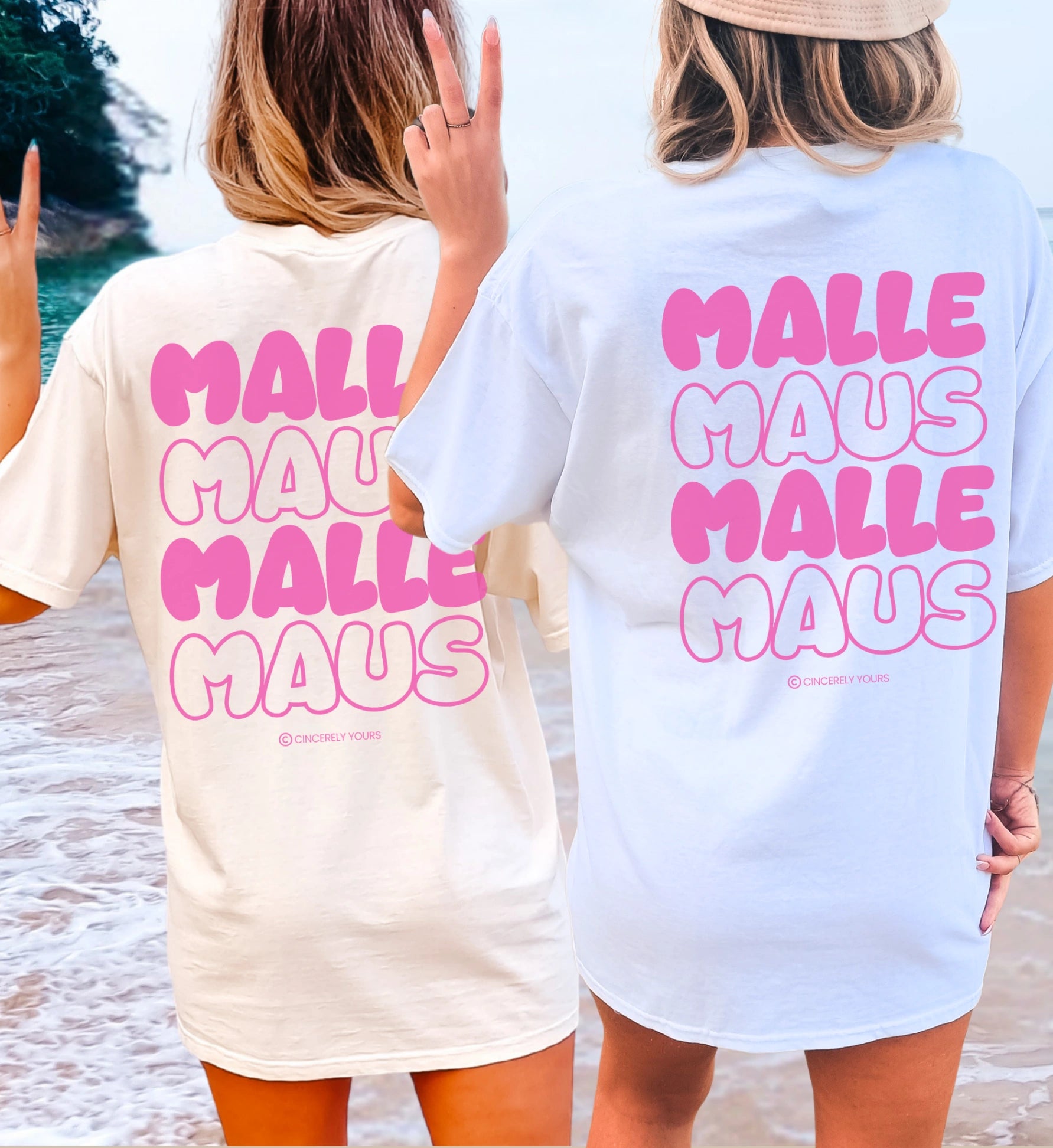 Zwei Frauen am Strand in der Rückansicht tragen das Mallemaus T-Shirt von Cincerely Yours mit großem pinken Backprint.