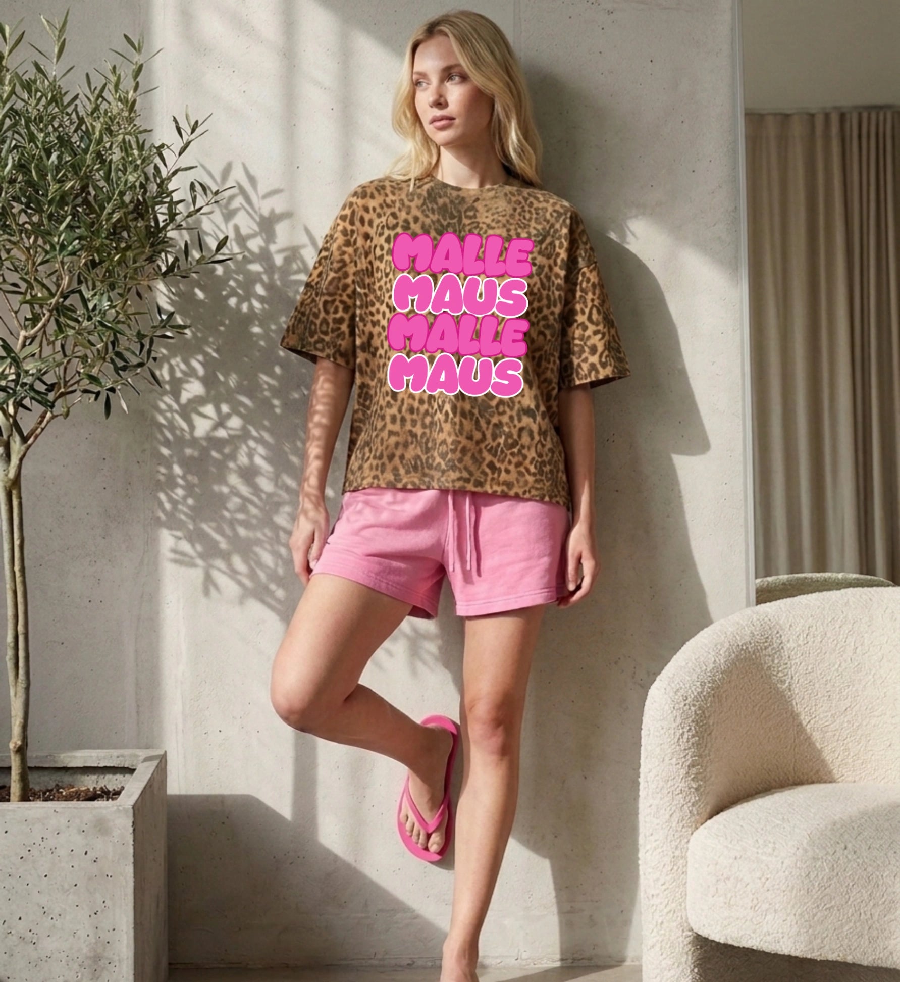 Rückansicht des pinken Malle Maus Shirts von Cincerely Yours im Boxy Fit Style perfekt geeignet für Unisex Festival und Mallorca Party Outfits.