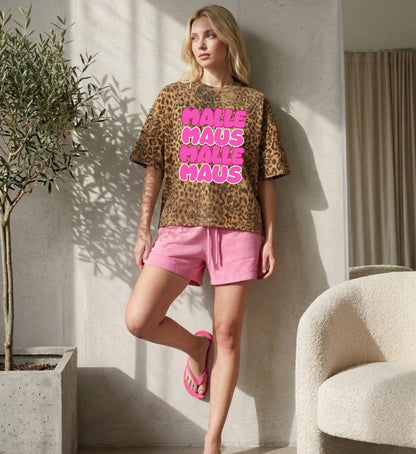 Rückansicht des pinken Malle Maus Shirts von Cincerely Yours im Boxy Fit Style perfekt geeignet für Unisex Festival und Mallorca Party Outfits.