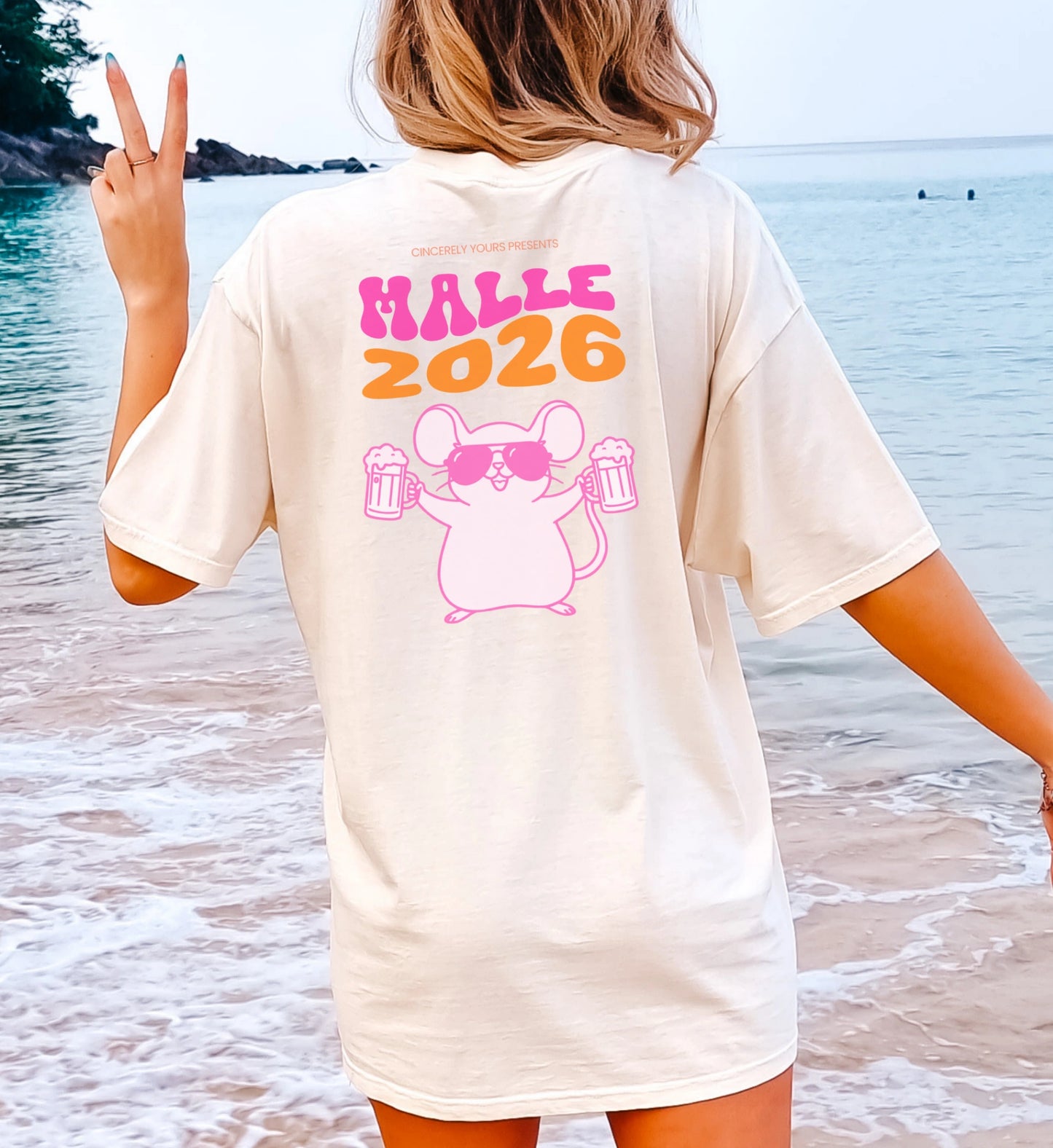 Oversized Mallemaus T-Shirt von Cincerely Yours in Weiß am Strand, Malle 2026 Design mit feiernder Maus und Biergläsern, Rückansicht einer Frau mit Peace-Zeichen.
