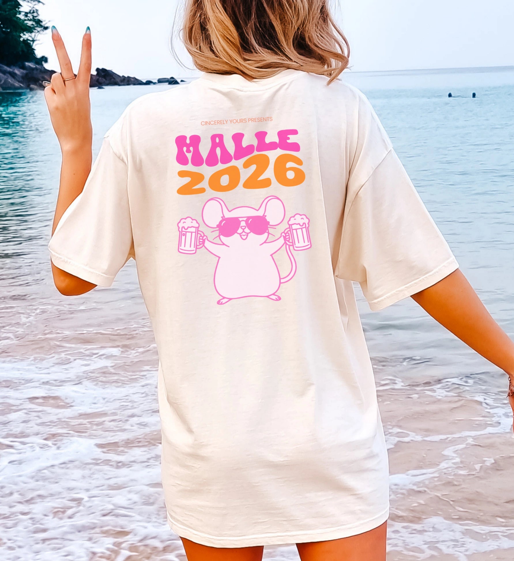 Oversized Mallemaus T-Shirt von Cincerely Yours in Weiß am Strand, Malle 2026 Design mit feiernder Maus und Biergläsern, Rückansicht einer Frau mit Peace-Zeichen.