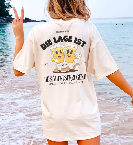 Lifestyle Foto eines Mannes im Cincerely Yours Party Shirt mit dem Spruch Die Lage ist besäufniserregend perfekt kombiniert für einen sonnigen Urlaubstag.