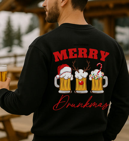 Rückenansicht des schwarzen Merry Drunkmas Sweatshirts mit bunten Bierkrügen und weihnachtlichen Motiven getragen von einem Mann.