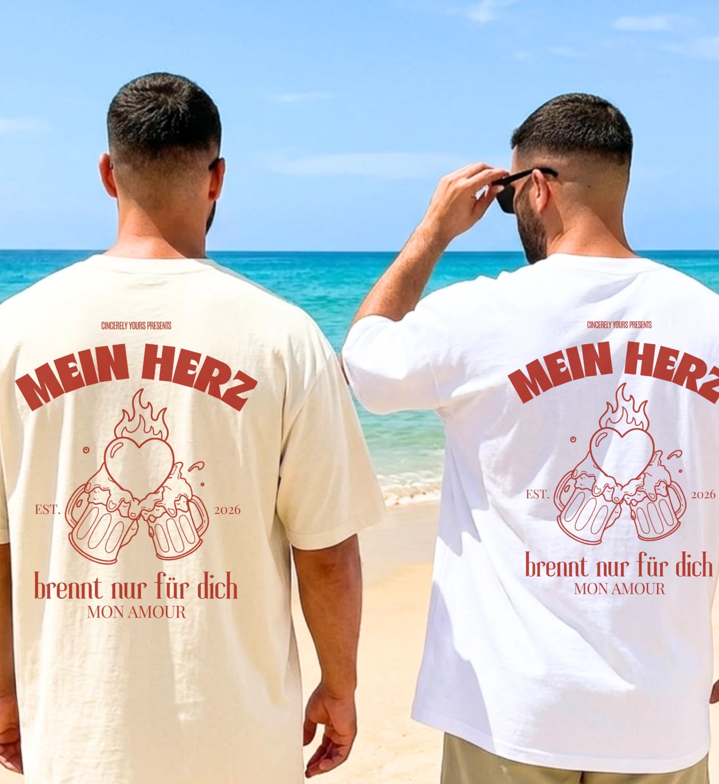 Zwei Männer am Strand von hinten mit dem Cincerely Yours Mon Amour Shirt, roter Backprint 'Mein Herz brennt für dich' mit Bierkrug-Motiv, Malle Party Outfit in Weiß und Beige.