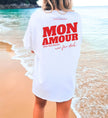Cincerely Yours weißes Malle Party Shirt mit rotem Mon Amour Backprint und Schriftzug 'Mein Herz brennt nur für dich' am Strand in der Rückansicht.