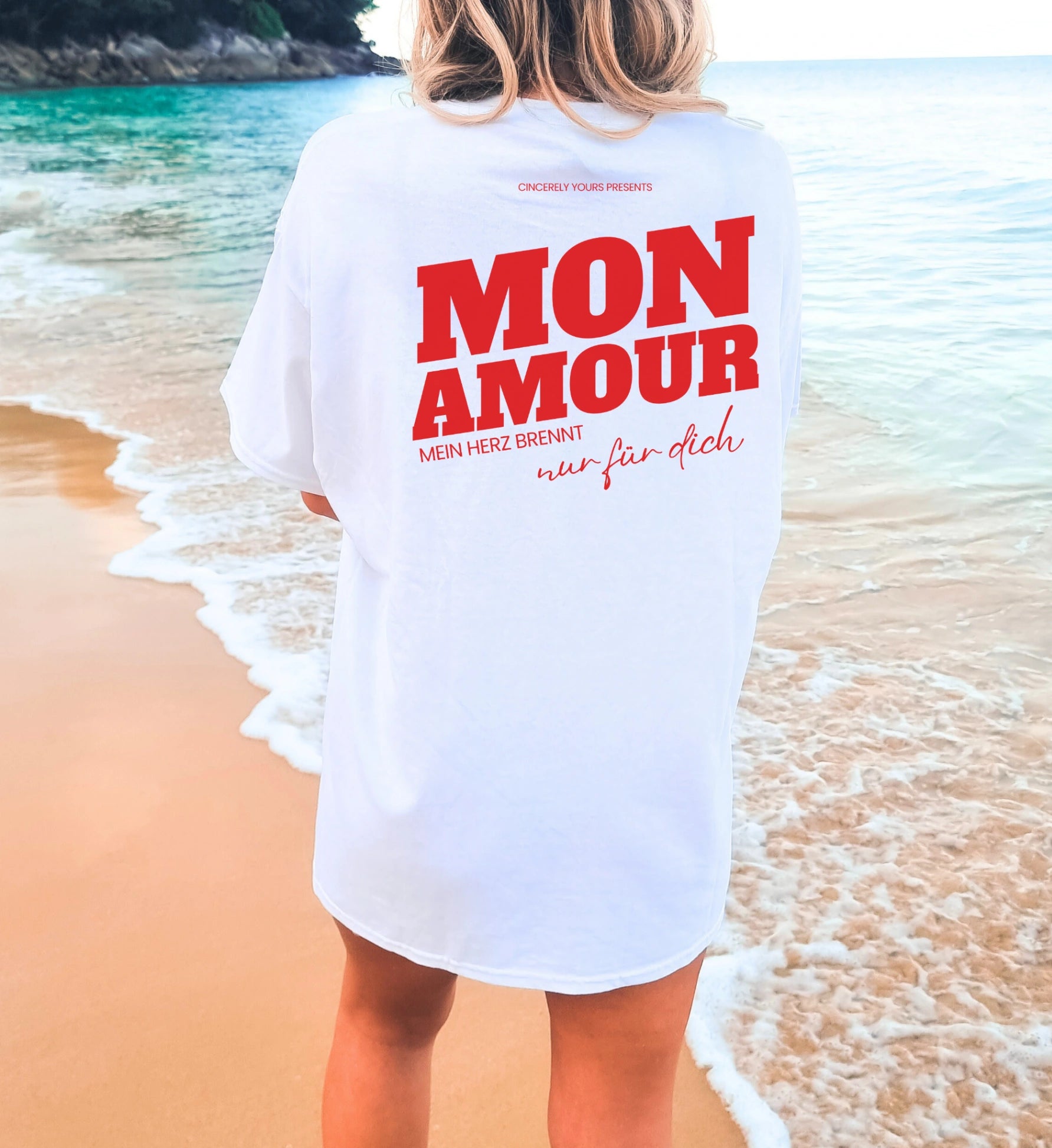 Cincerely Yours weißes Malle Party Shirt mit Mon Amour Backprint und dem Schriftzug Mein Herz brennt nur für dich, getragen am Strand in der Rückansicht.